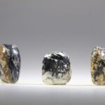 Granaat met Hoornblende in Veldspaat