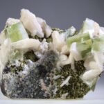 Apofylliet (groene) met Stilbiet en soms Heulandiet (Hieros Gamos)