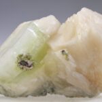Apofylliet (groene) met Stilbiet en soms Heulandiet (Hieros Gamos)