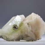Apofylliet (groene) met Stilbiet en soms Heulandiet (Hieros Gamos)