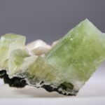 Apofylliet (groene) met Stilbiet en soms Heulandiet (Hieros Gamos)