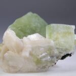 Apofylliet (groene) met Stilbiet en soms Heulandiet (Hieros Gamos)