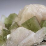 Apofylliet (groene) met Stilbiet en soms Heulandiet (Hieros Gamos)