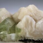 Apofylliet (groene) met Stilbiet en soms Heulandiet (Hieros Gamos)