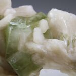 Apofylliet (groene) met Stilbiet en soms Heulandiet (Hieros Gamos)