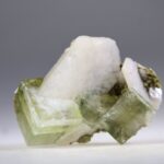 Apofylliet (groene) met Stilbiet en soms Heulandiet (Hieros Gamos)
