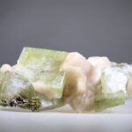 Apofylliet (groene) met Stilbiet en soms Heulandiet (Hieros Gamos)