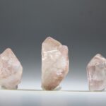 Pink Lemurian met coderingen