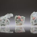 Rhodochrosiet kristalletjes op drusy kwarts