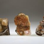 Calciet (helder met rood) kristallen op matrix