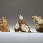 Calciet (helder met rood) kristallen op matrix