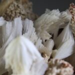 Scoleciet kristallen op zalmkleurige matrix