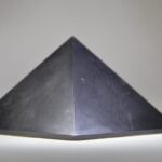 Shungit piramide gepolijst
