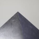 Shungit piramide gepolijst