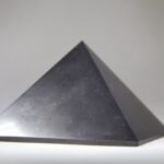 Shungit piramide gepolijst