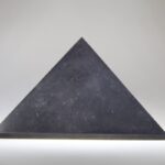 Shungit piramide gepolijst