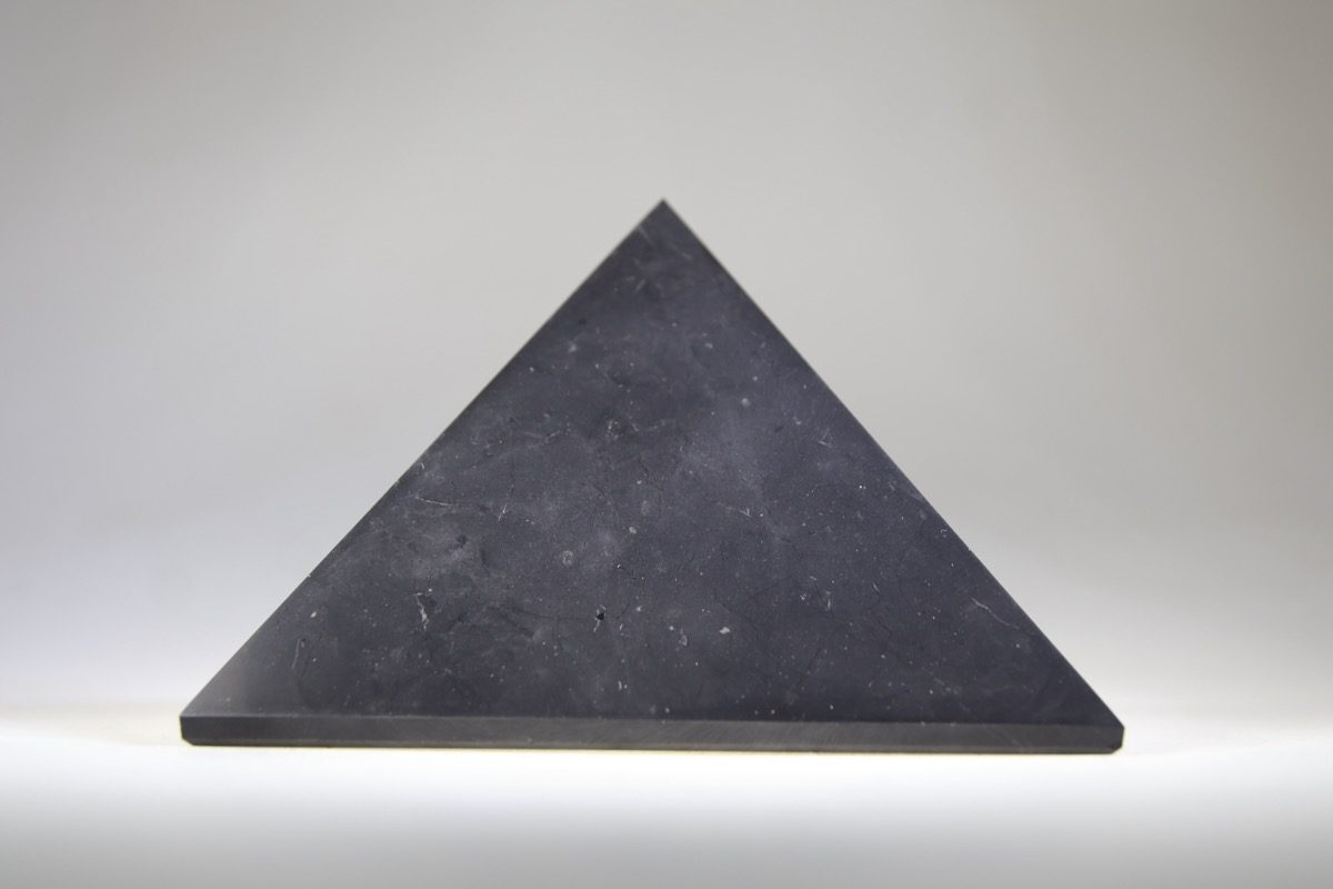 Shungit piramide gepolijst