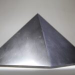 Shungit piramide gepolijst