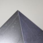Shungit piramide gepolijst