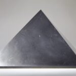 Shungit piramide gepolijst