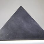 Shungit piramide gepolijst