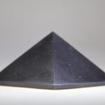 Shungit piramide gepolijst