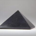 Shungit piramide gepolijst