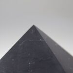 Shungit piramide gepolijst