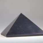 Shungit piramide gepolijst