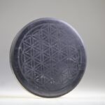 Shungit (Shungiet) oplaadschijf gepolijst 'flower of life'