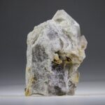 Sjamanenkwarts met Anatase kristallen erop