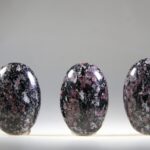 Victoriet / Spinel in Biotiet