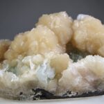 Apofylliet (Zeegroene) met Stilbiet en daarop Calciet kristalletjes (Realisatie)