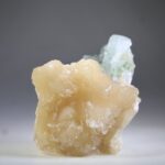 Apofylliet (Zeegroene) met Stilbiet en daarop Calciet kristalletjes (Realisatie)