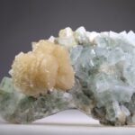 Apofylliet (Zeegroene) met Stilbiet en daarop Calciet kristalletjes (Realisatie)