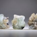 Apofylliet (Zeegroene) met Stilbiet en daarop Calciet kristalletjes (Realisatie)